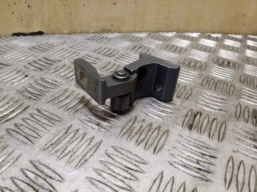 Tagaukse ülemine hing 8P4833402A