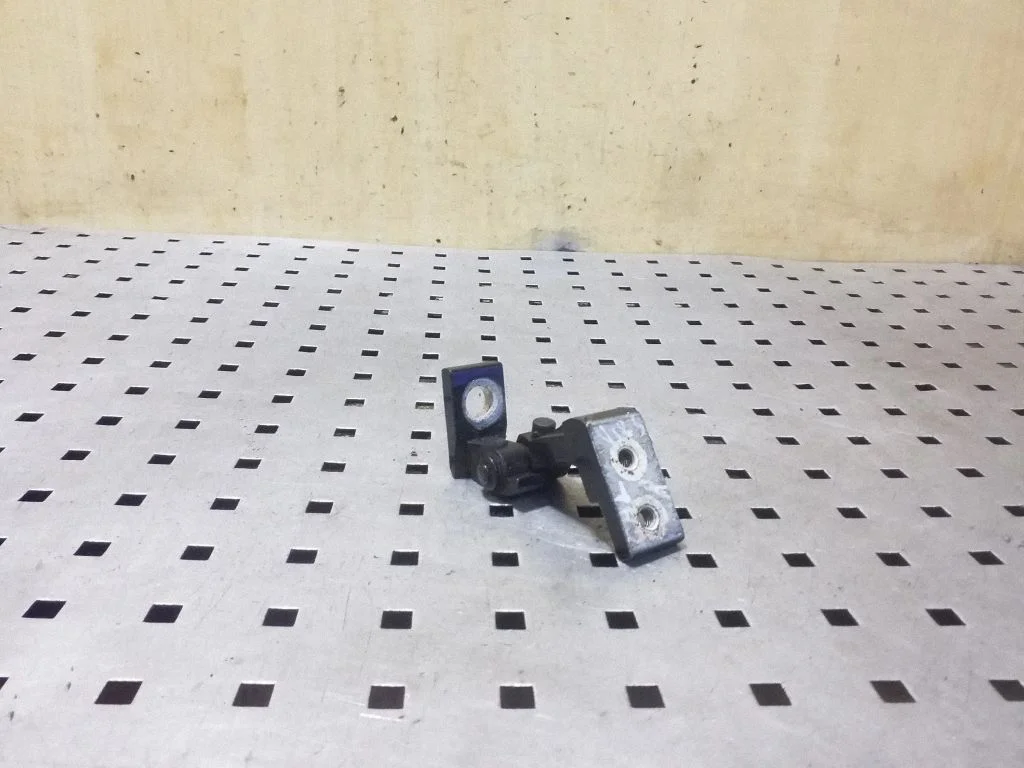 Aizmugurējā augšējā eņģe – labā