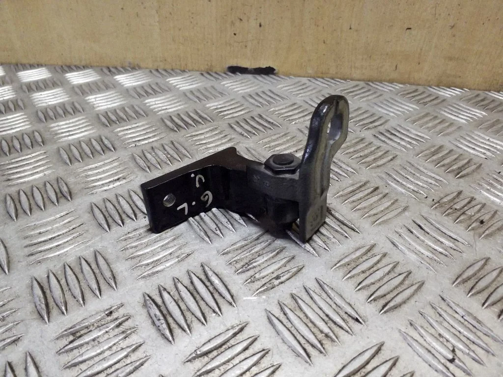 Rear door upper hinge 31352692