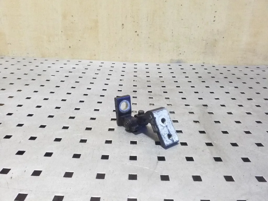 Rear door upper hinge – right