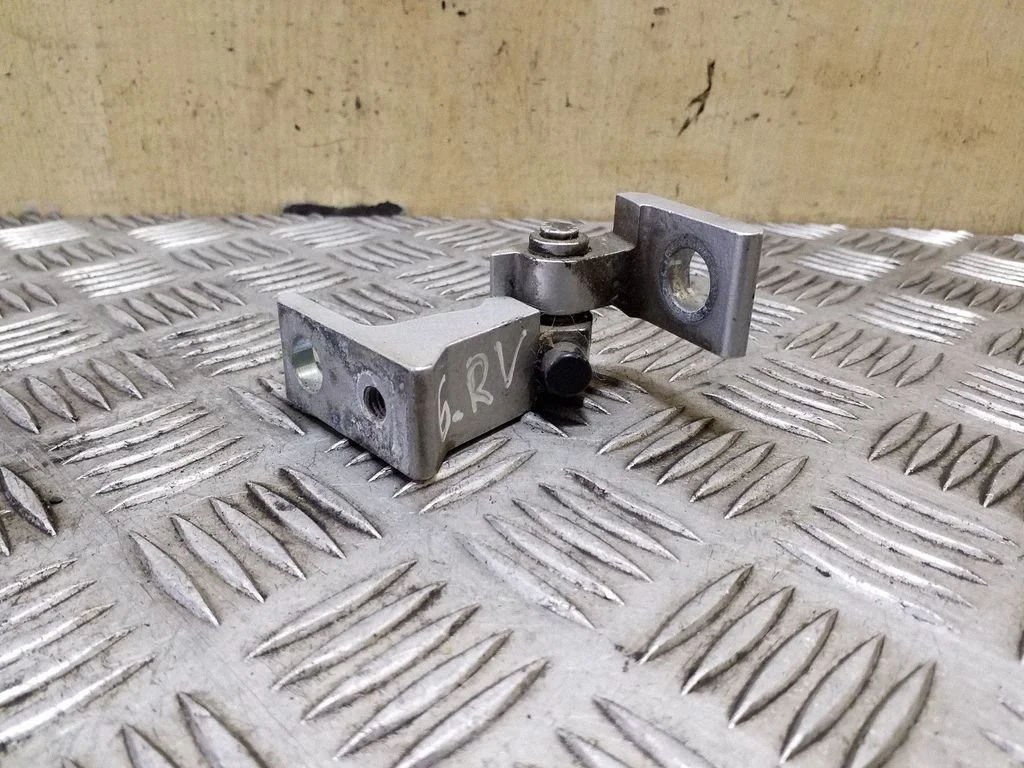 Tagaukse ülemine hing 8K0831402E