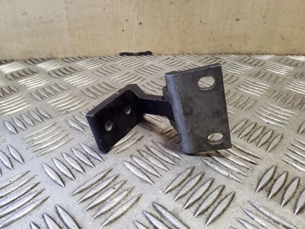 Rear door upper hinge 4A0833401
