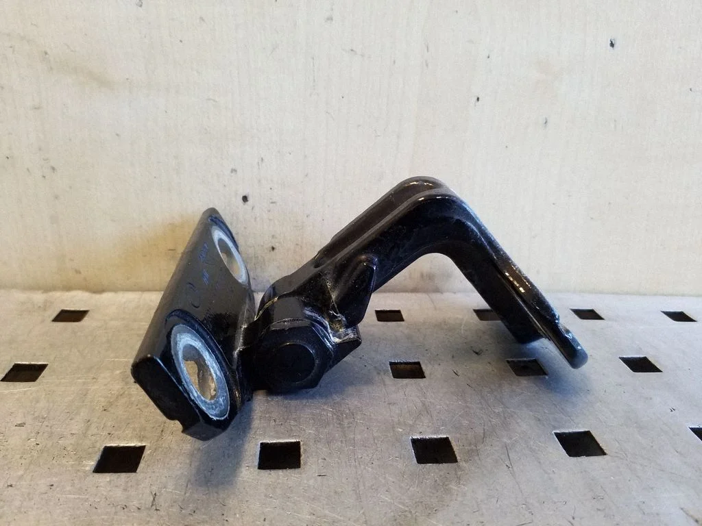 Aizmugurējā augšējā eņģe 8X23F228A66AC