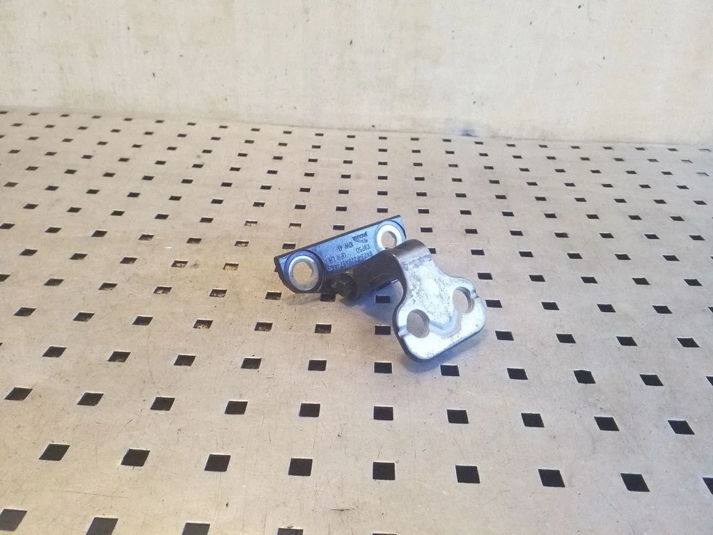 Tagaukse ülemine hing 8X23F228A67AC