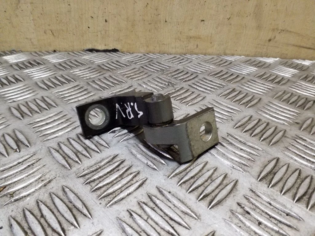 Tagaukse ülemine hing 8X0831404E