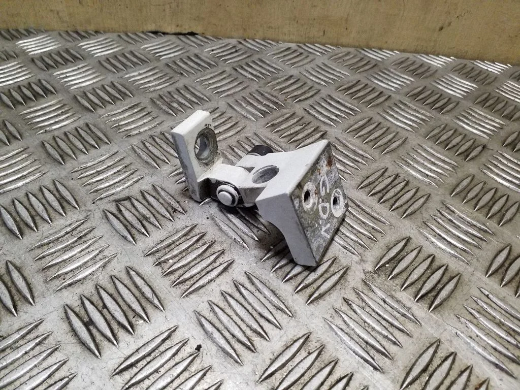 Tagaukse ülemine hing 7L0833402C