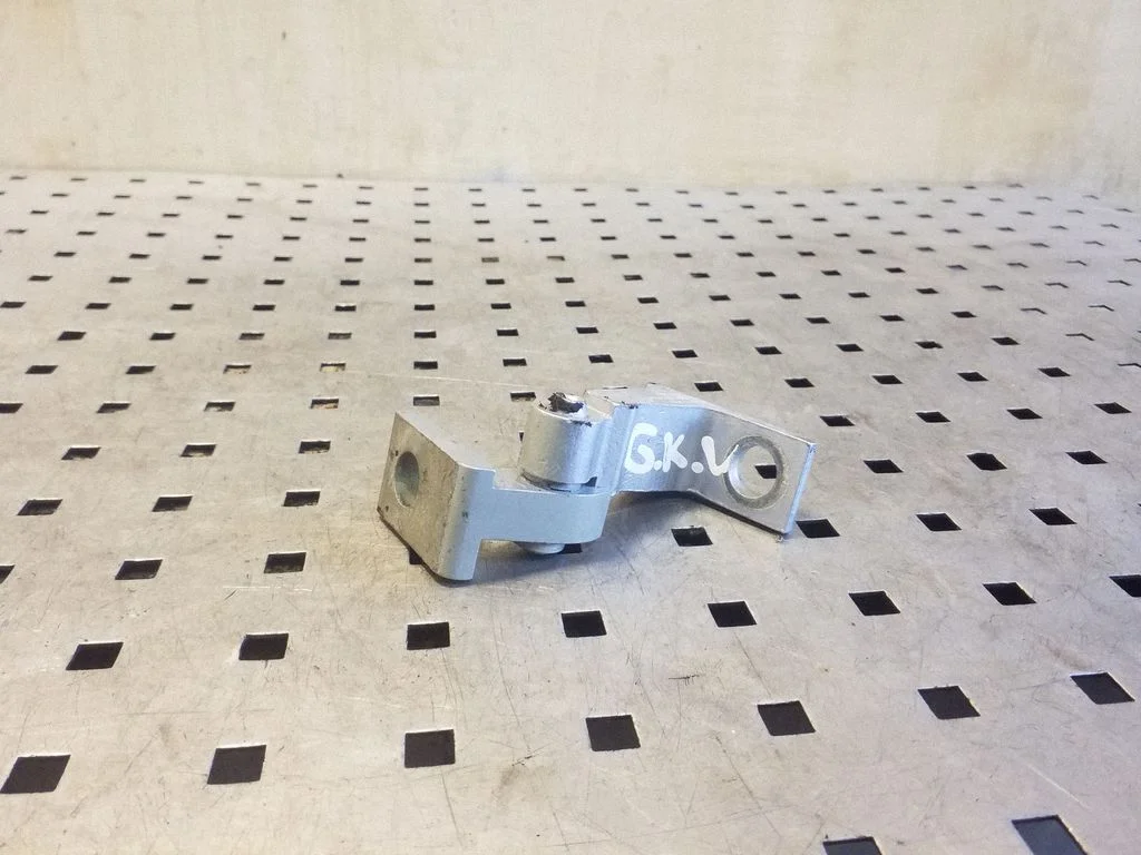 Tagaukse ülemine hing 8K0831401D