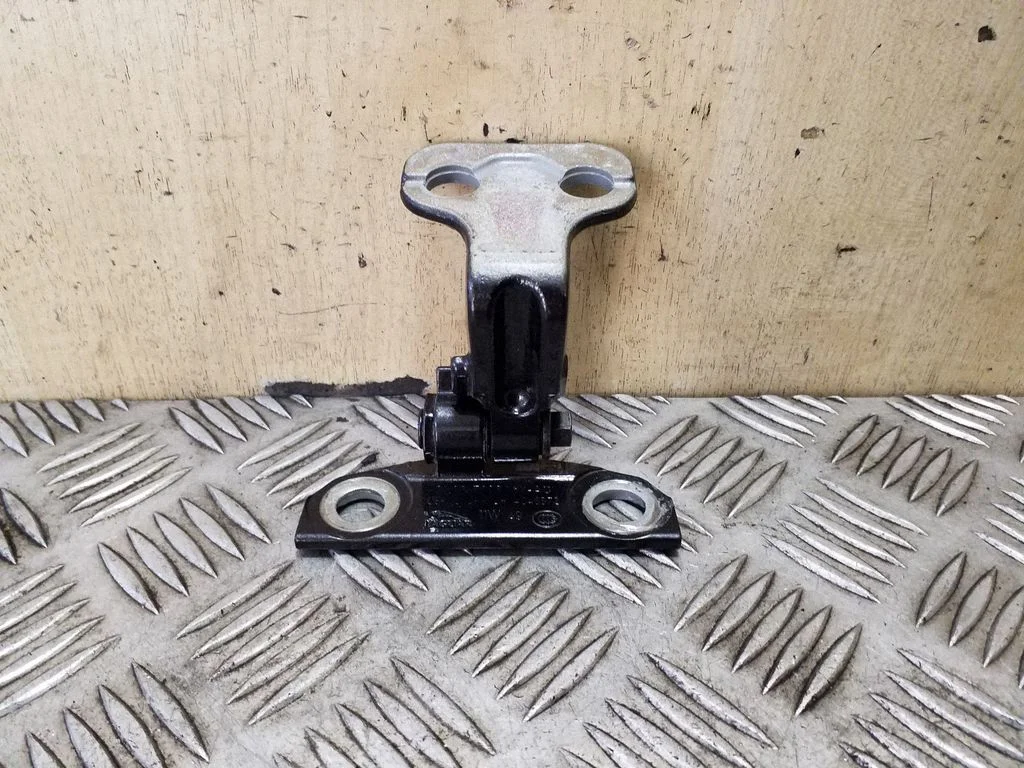 Tagaukse ülemine hing 8X23F228A67AC