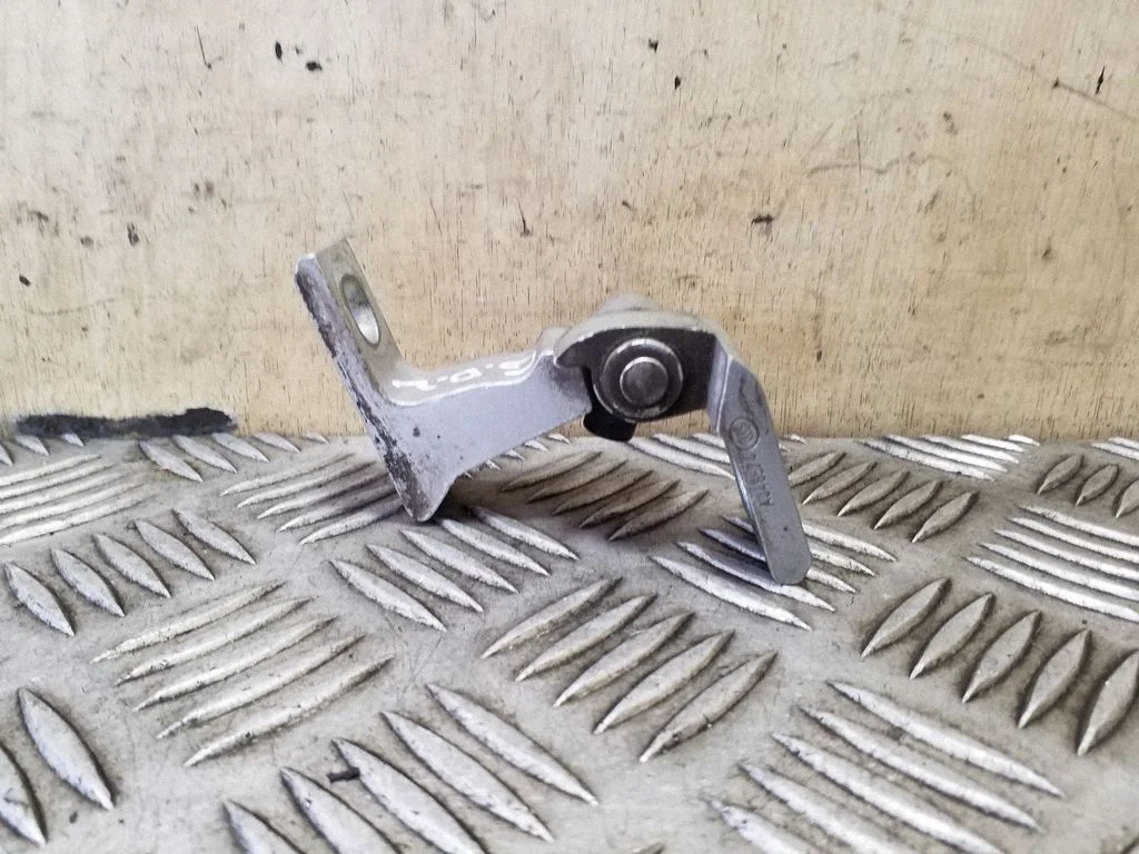 Tagaukse ülemine hing 8X0831404E