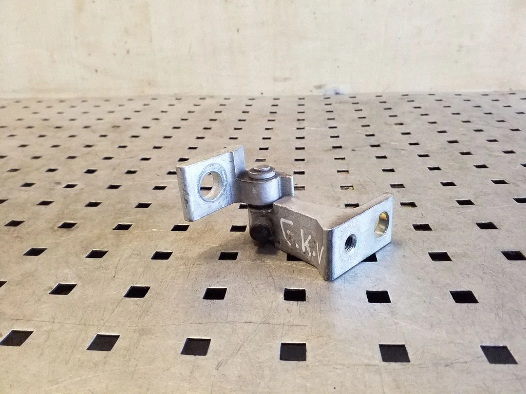 Tagaukse ülemine hing 8X0831403E