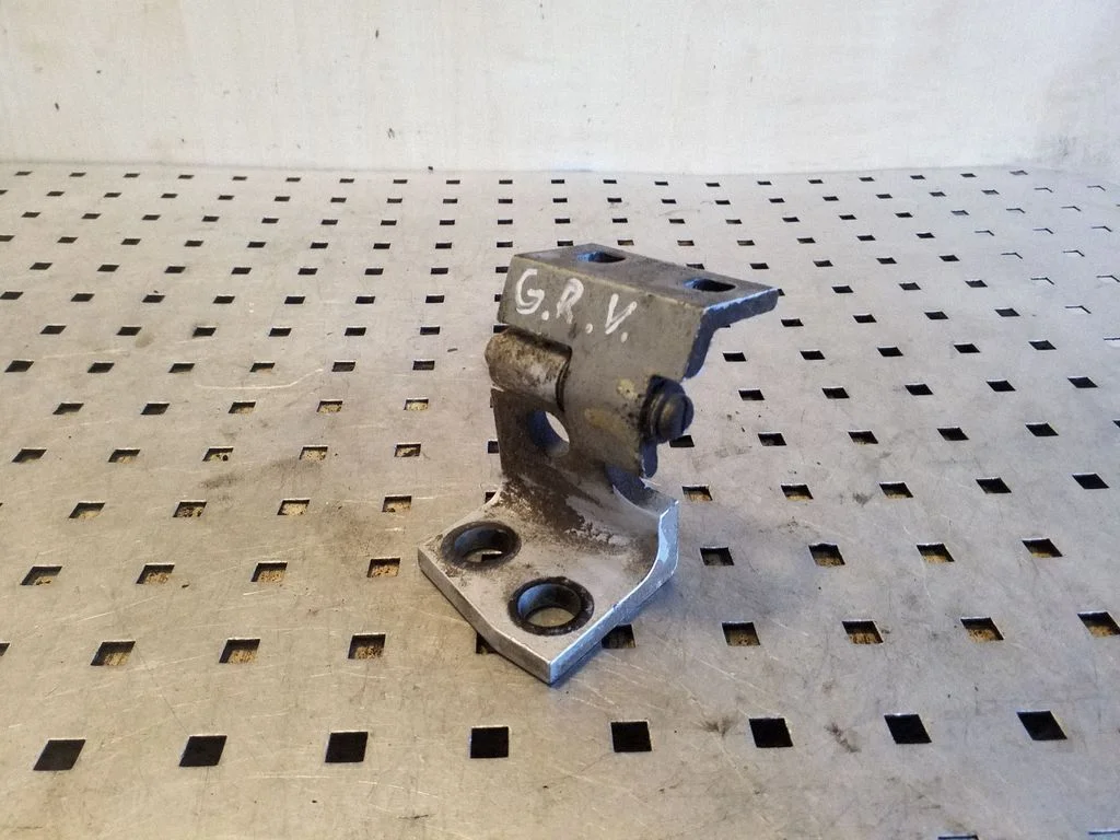 Rear door upper hinge 415282651629