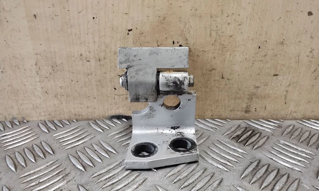 Rear door upper hinge 415282651619
