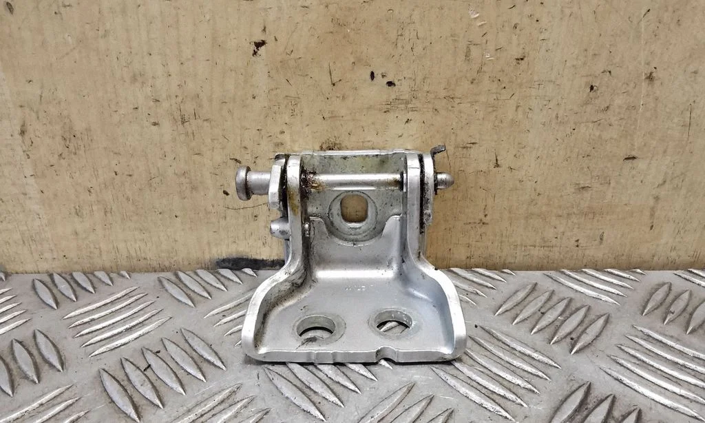 Aizmugurējā augšējā eņģe – labā