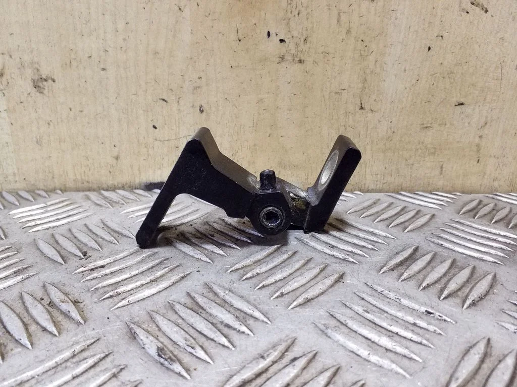 Aizmugurējā augšējā eņģe 5N0831402