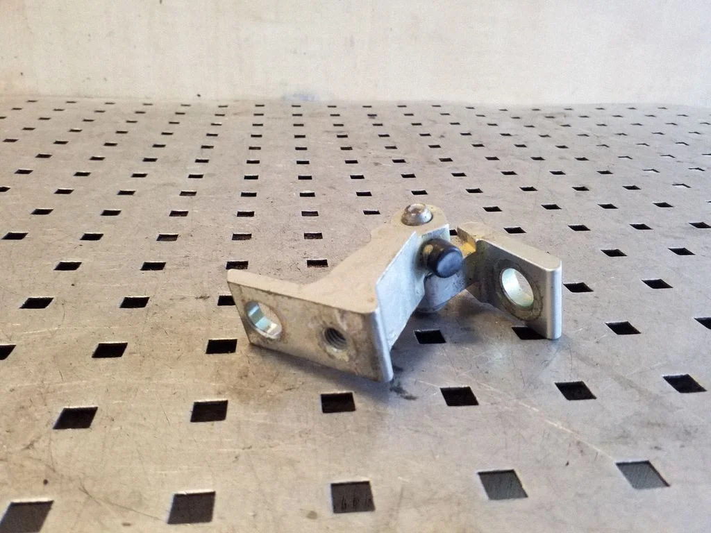 Tagaukse ülemine hing 8K083140E