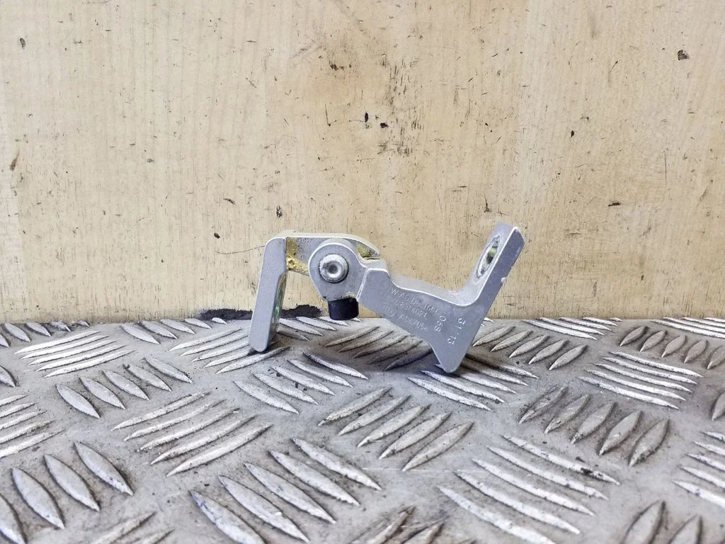 Tagaukse ülemine hing 8K0831402E