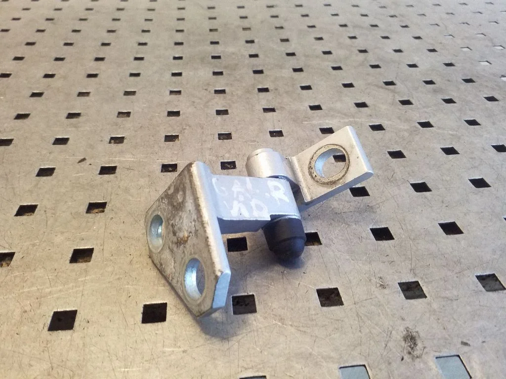 Rear door upper hinge 3C4833402D