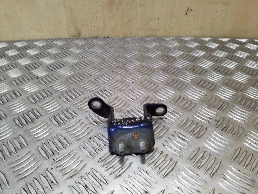 Aizmugurējā augšējā eņģe – labā