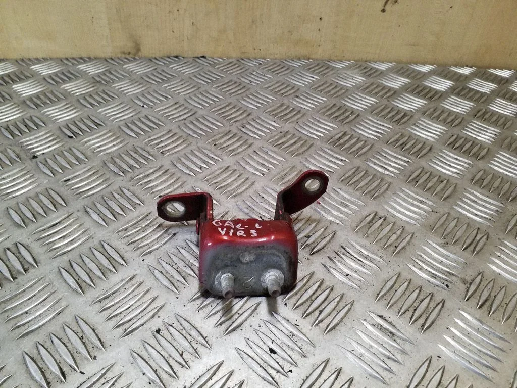 Aizmugurējā augšējā eņģe – kreisā