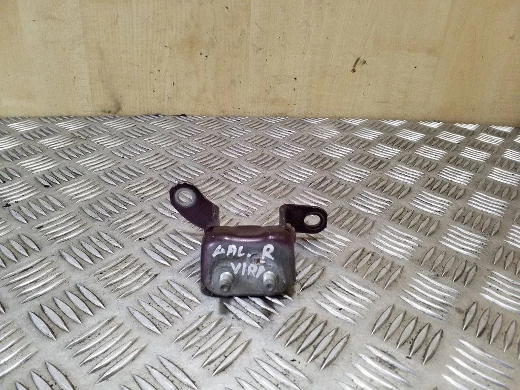 Aizmugurējā augšējā eņģe – labā