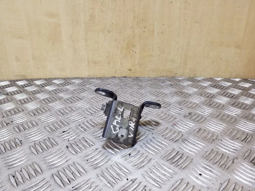 Rear door upper hinge A046574