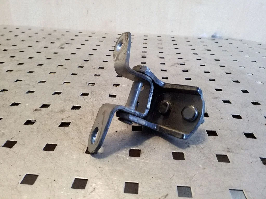 Rear door upper hinge – Toyota RAV 4 (XA20) (2000-2005)
