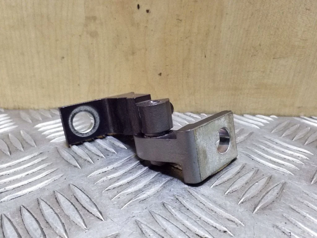 Rear door upper hinge – right