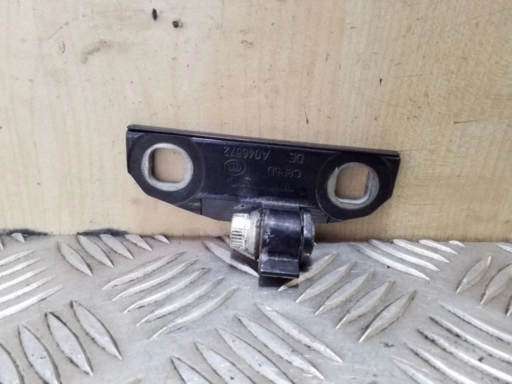 Aizmugurējā augšējā eņģe – kreisā