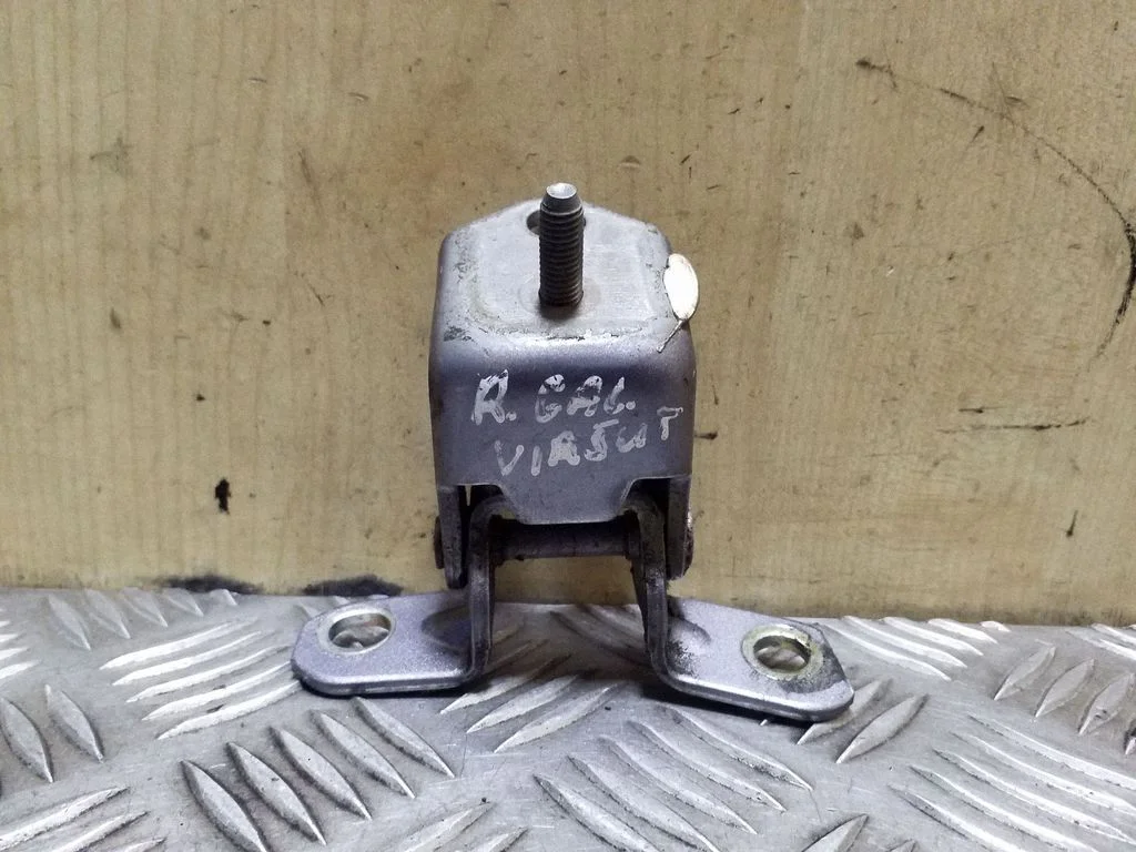 Rear door upper hinge – right