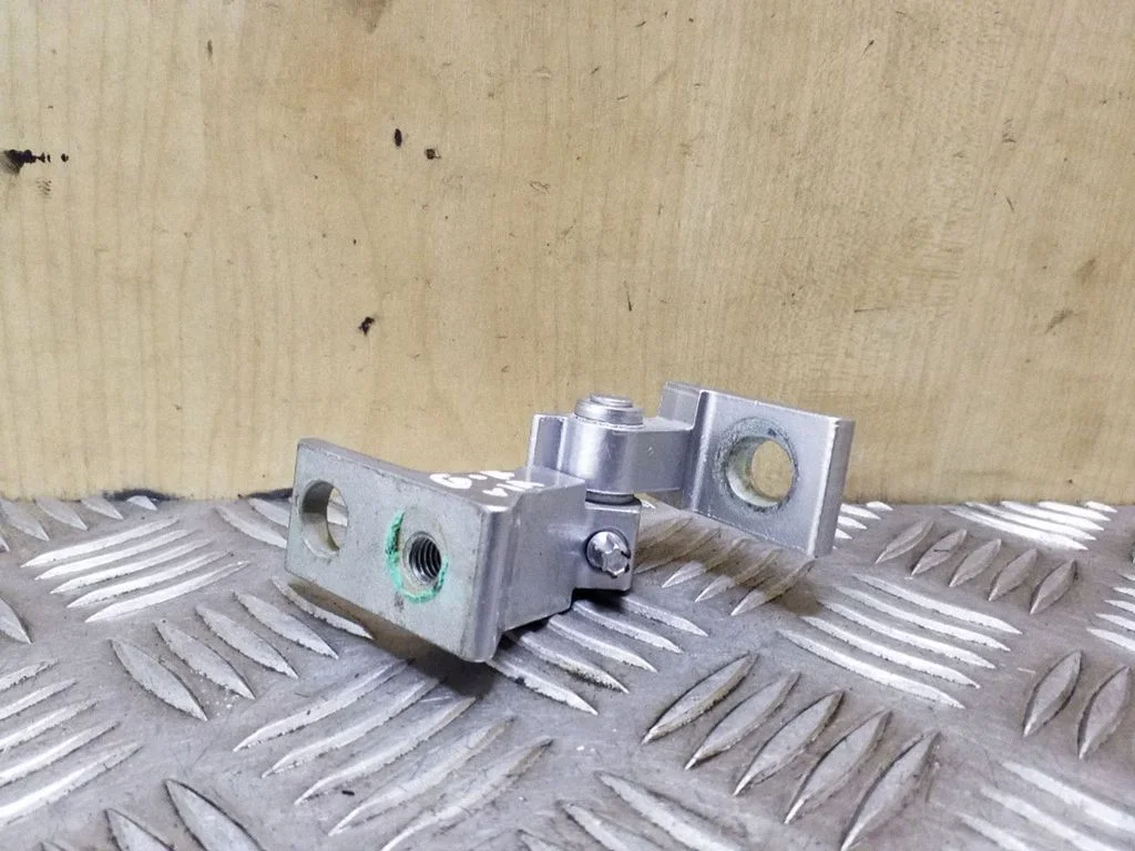 Rear door upper hinge 5N0831402