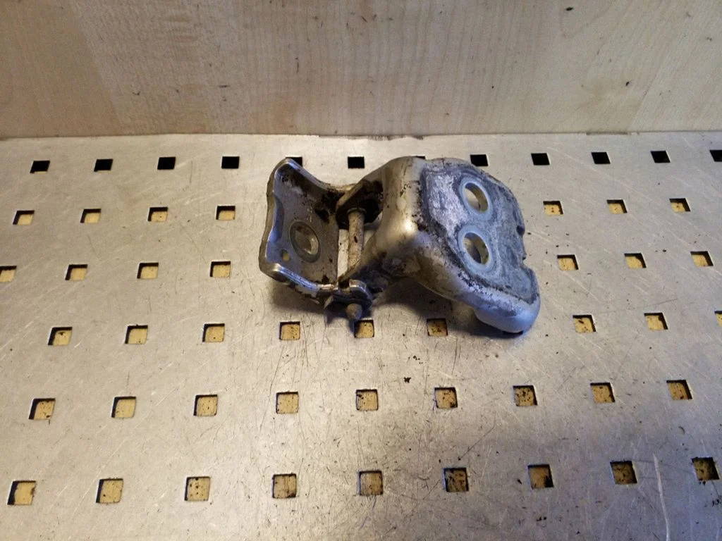 Aizmugurējā augšējā eņģe – aizmugurējā labā