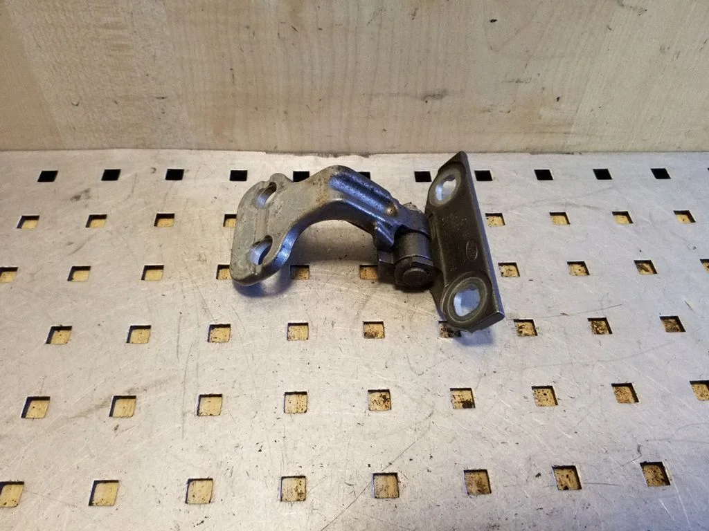 Tagaukse ülemine hing 6H52228A67AG
