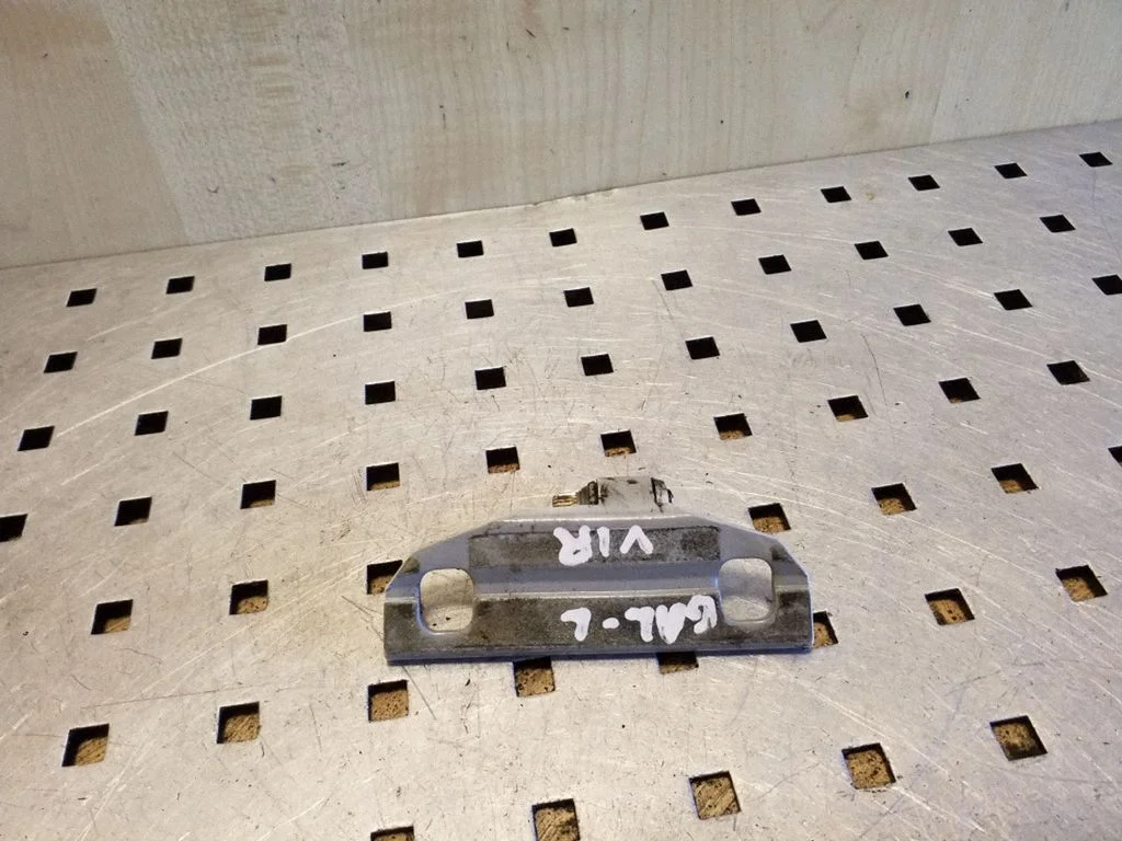 Rear door upper hinge – Volvo XC70 (2008-2013)