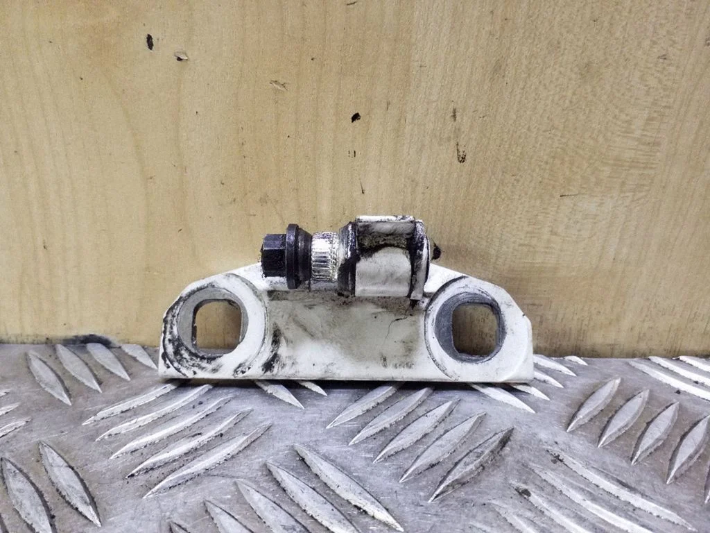 Rear door upper hinge – Volvo XC70 (2008-2013)