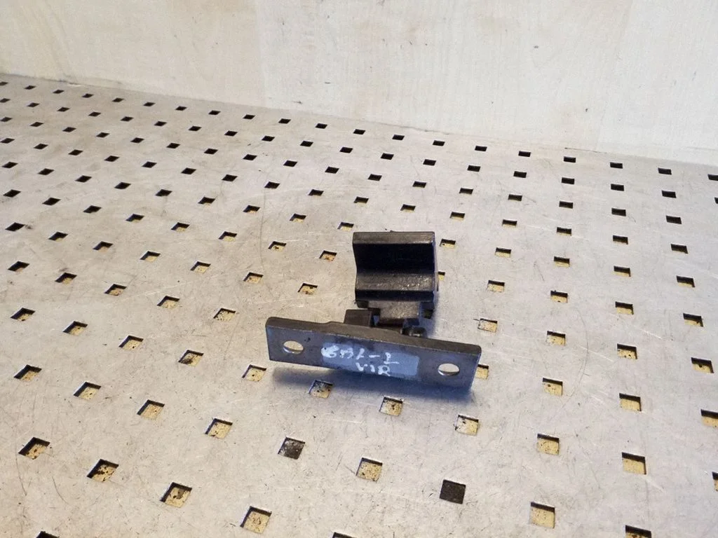 Rear door upper hinge 7068087