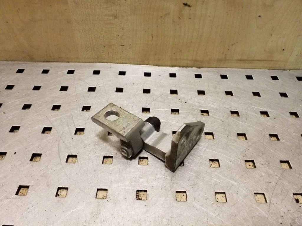 Rear door upper hinge 3C4833401D