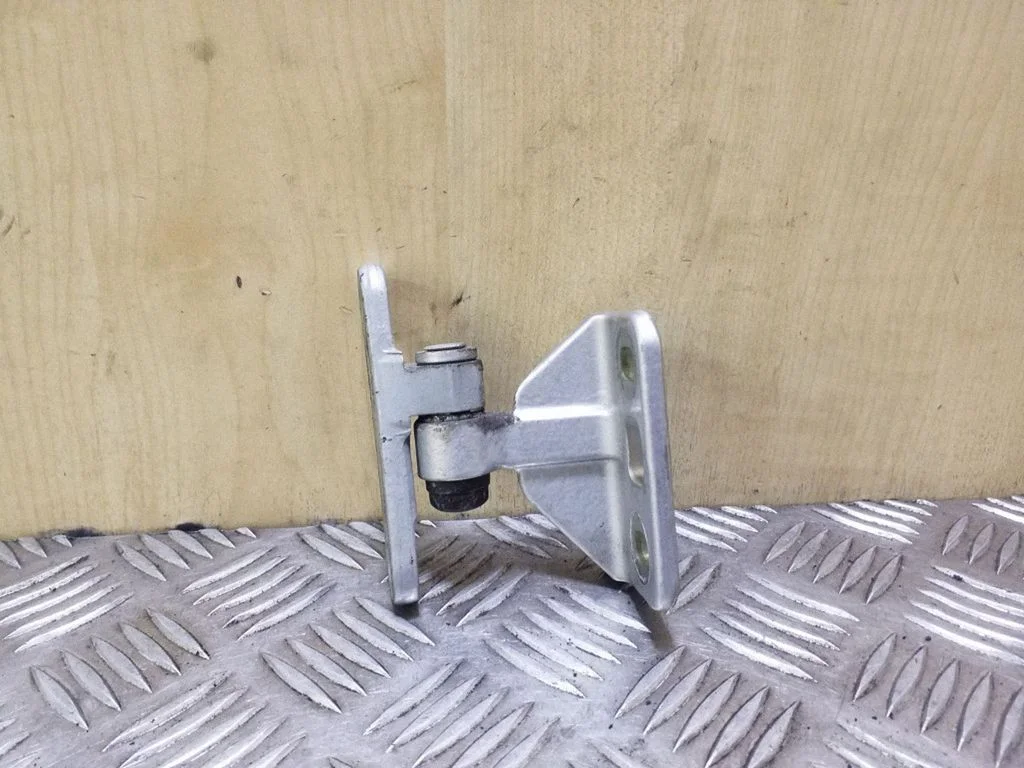 Rear door upper hinge – right