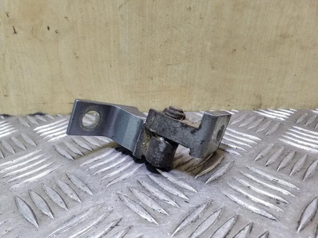 Aizmugurējā augšējā eņģe 8K0831401E