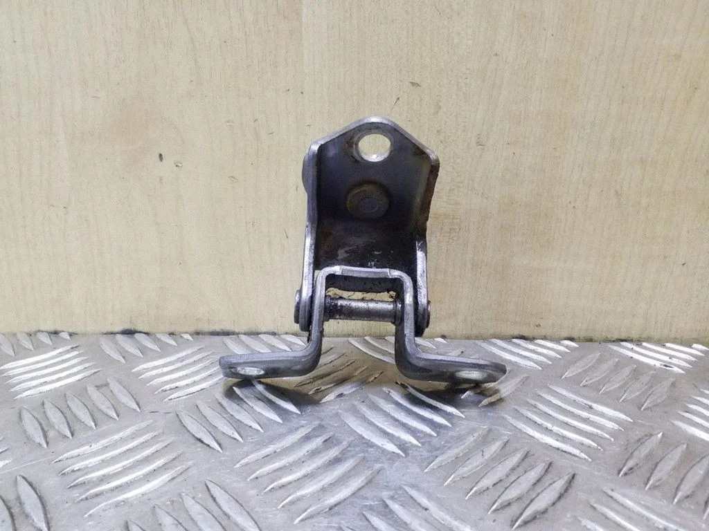 Rear door upper hinge – rear right