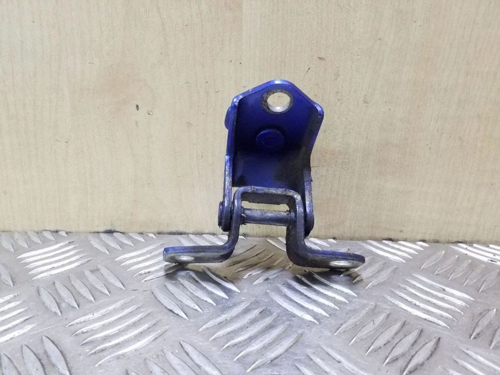 Rear door upper hinge – rear right