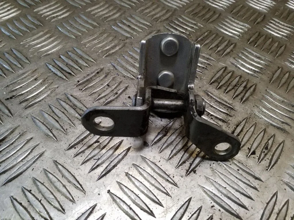 Rear door upper hinge – Toyota RAV 4 (XA20) (2000-2005)