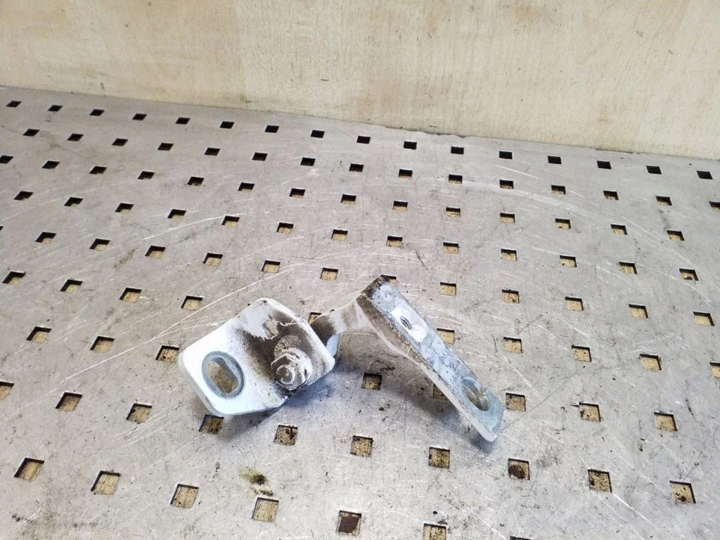 Rear door upper hinge – right