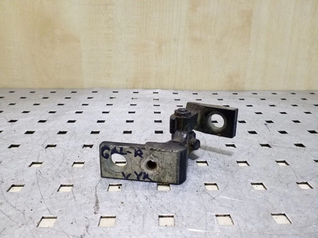 Rear door upper hinge – right