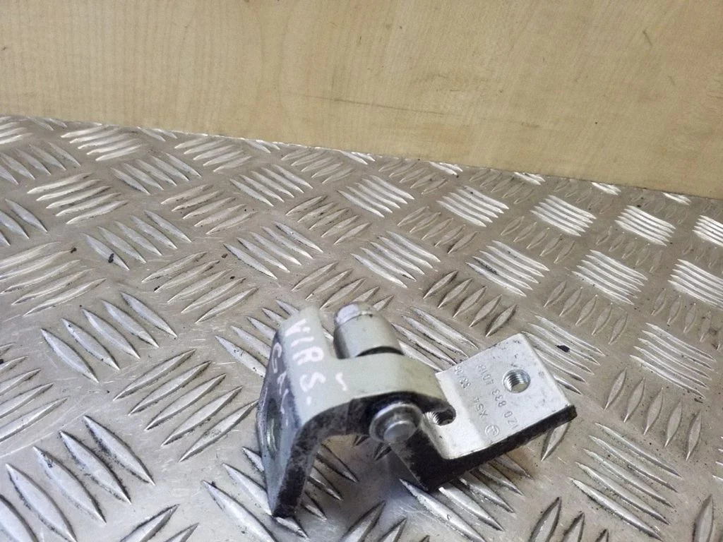 Zawias górny drzwi tylnych 1Z0833401B