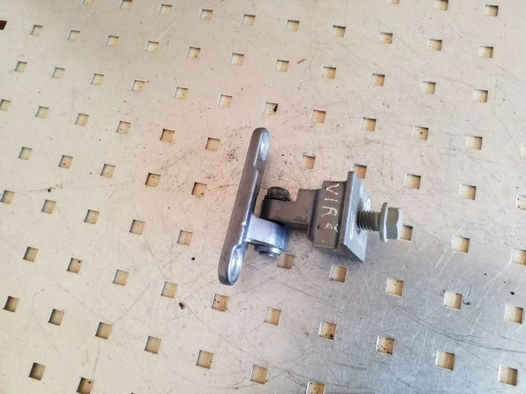 Rear door upper hinge 7185634