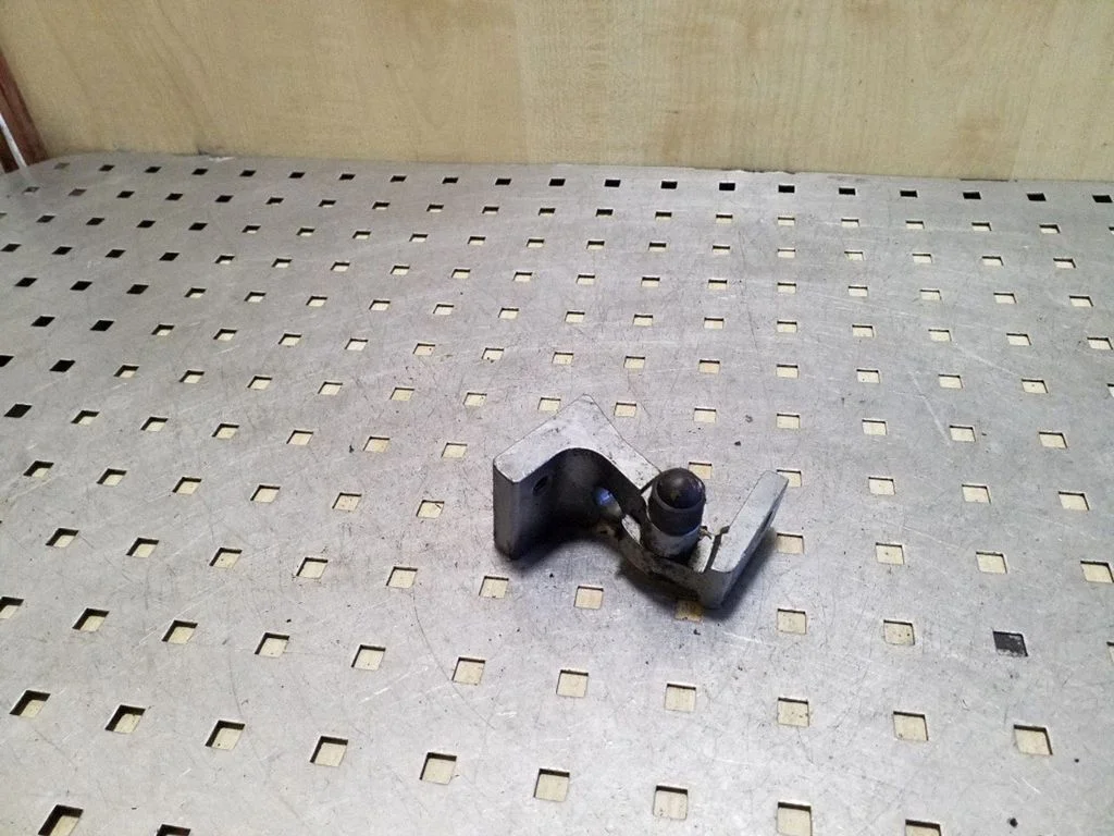 Rear door upper hinge – Audi Q7 4L (2005-2015)