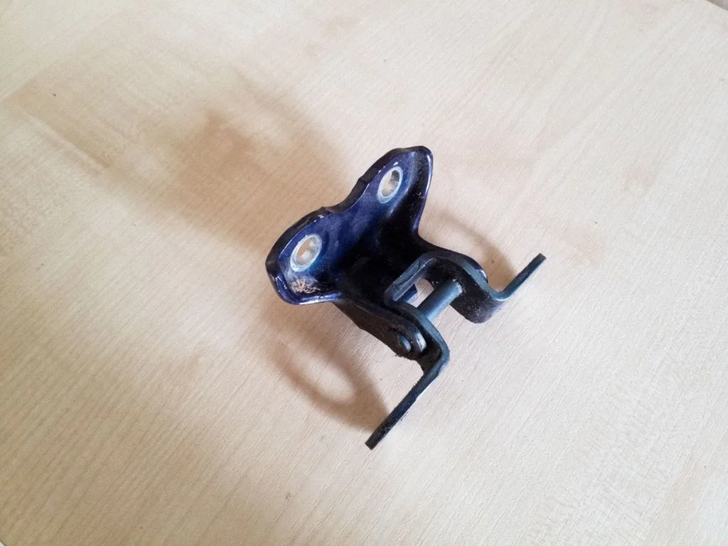 Rear door upper hinge – right