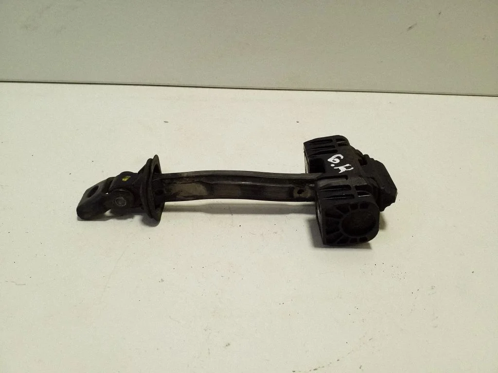 Aizmugurējo durvju atvēršanas ierobežotājs – Volkswagen Amarok (2010-2020)