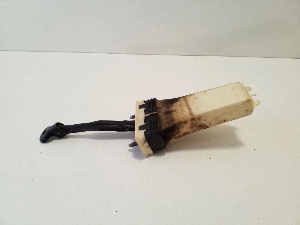 Rear door check strap stopper – Land Rover Evoque II (2019-)