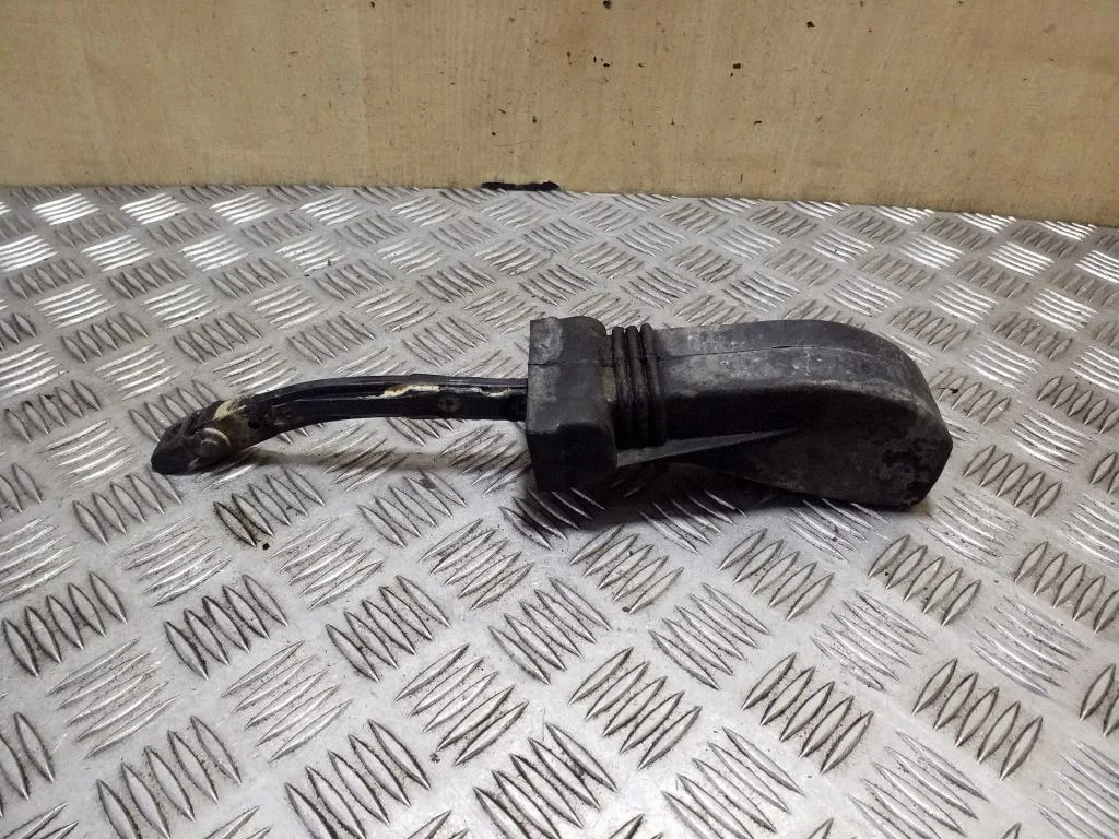 Rear door check strap stopper – Volkswagen Touareg II (2010-2018)